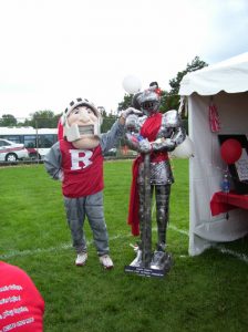 The Rutgers Scarlet Knight mascot posing with a knight.
